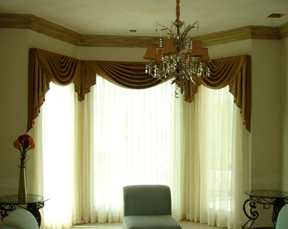 Небольшие драпировки на ламбрекенах ничуть не портят современную гостиную.