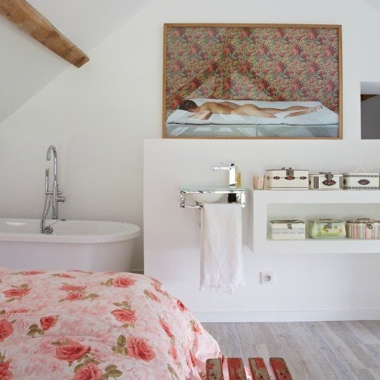 Ванна и спальня в одном из домов Франции.