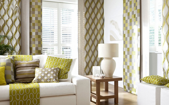 Теплый оттенок штор согревает.