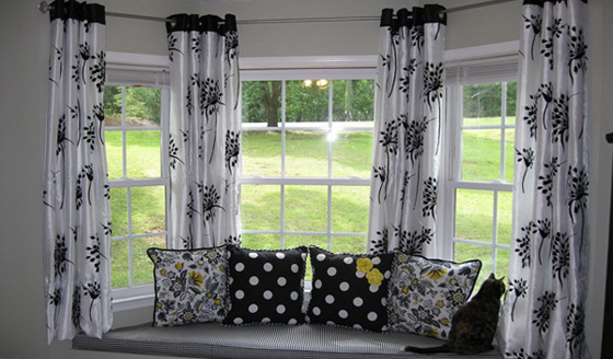 Монохромные занавески для арт-деко интерьера.