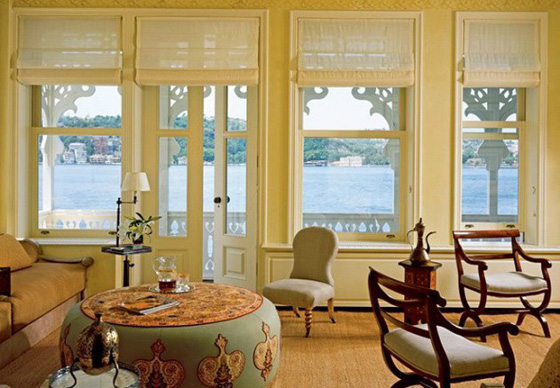 Тканевые рулонные шторы защитят от зноя.