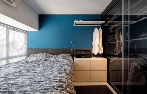 Шкаф-купе с прозрачными дверцами не утяжеляет комнату