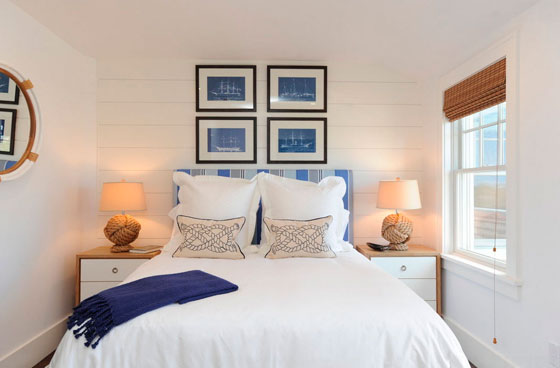 Морской стиль в маленькой спальне смотрится органично