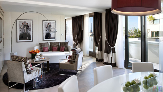 Бархатные шторы подчеркивают дорогую обстановку.