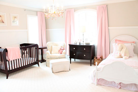 dizajn-spalni-s-detskoj-krovatkoj-pelenalnym-stolikom-komodom-i-kreslom