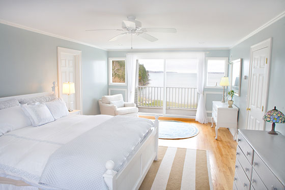 04-coastal-calmness-white-bedroom-decoration-homebnc-1