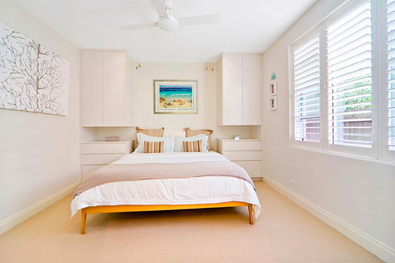 Шкафы можно повесить на стену по бокам кровати