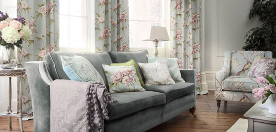 Оттенок штор гармонирует с мягкой обивкой мебели