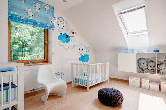 Оформление стен в детской на мансарде